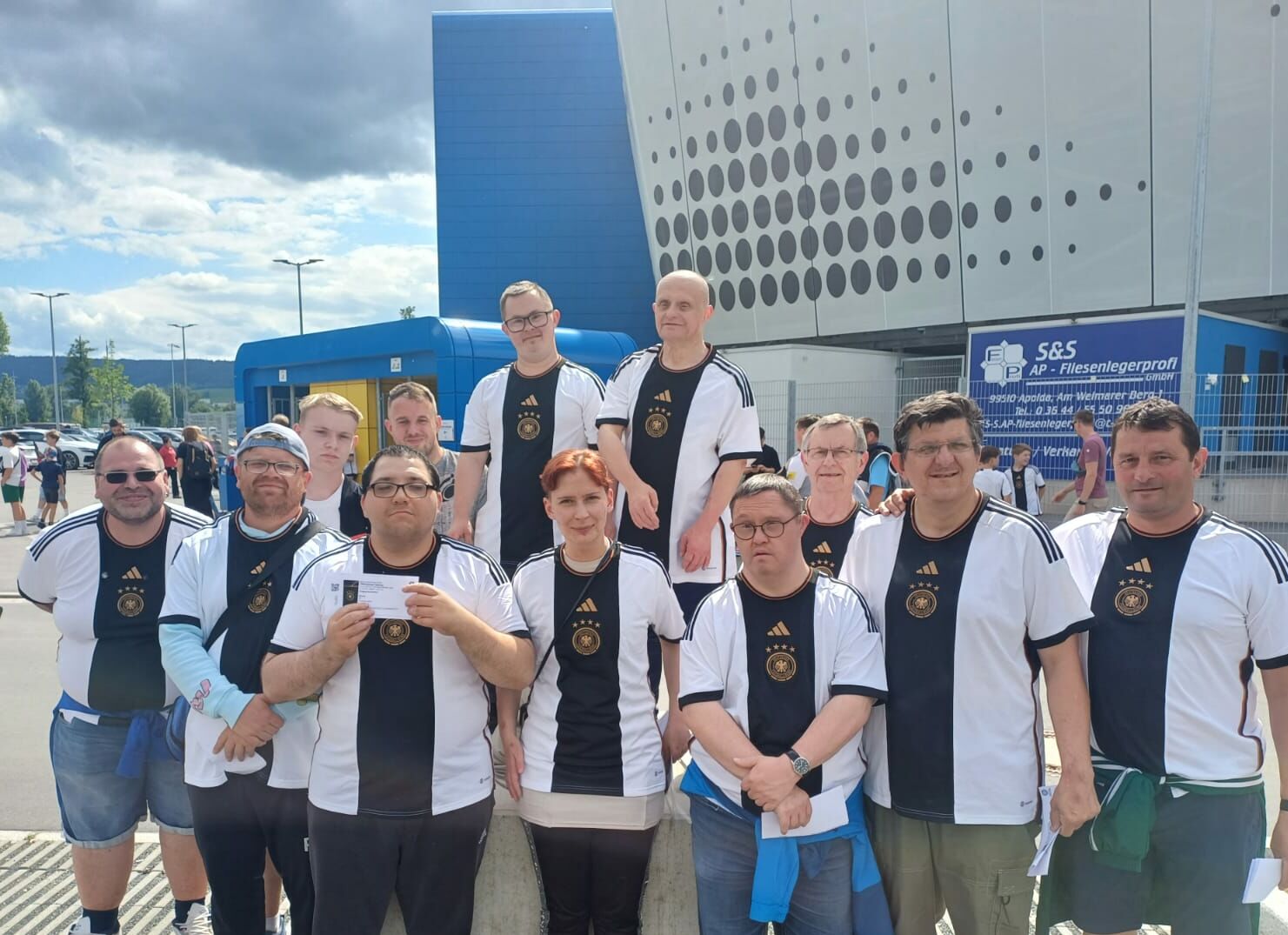 Im Bild sind alle Fußball-Begeisterten von Pößneck zu sehen.