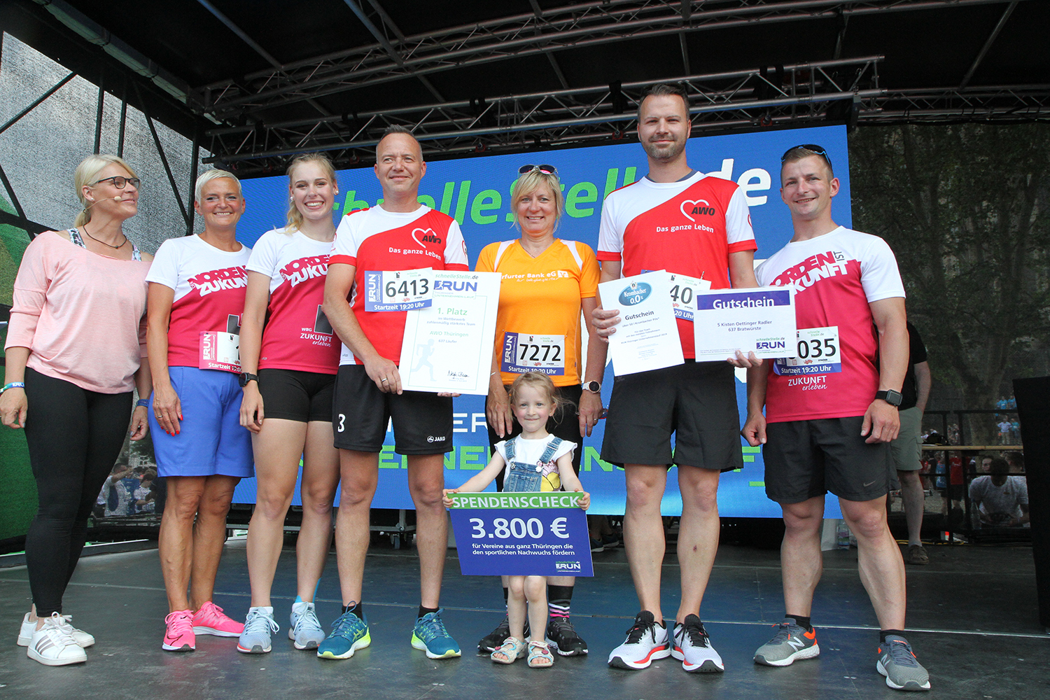 Siegerehrung auf der Jump-Bühne: Prokurist Sebastian Ringmann (4.v.l.) und Marcus Köllner (2.v.r.) nahmen die Urkunde für das größte Lauf-Team entgegen.