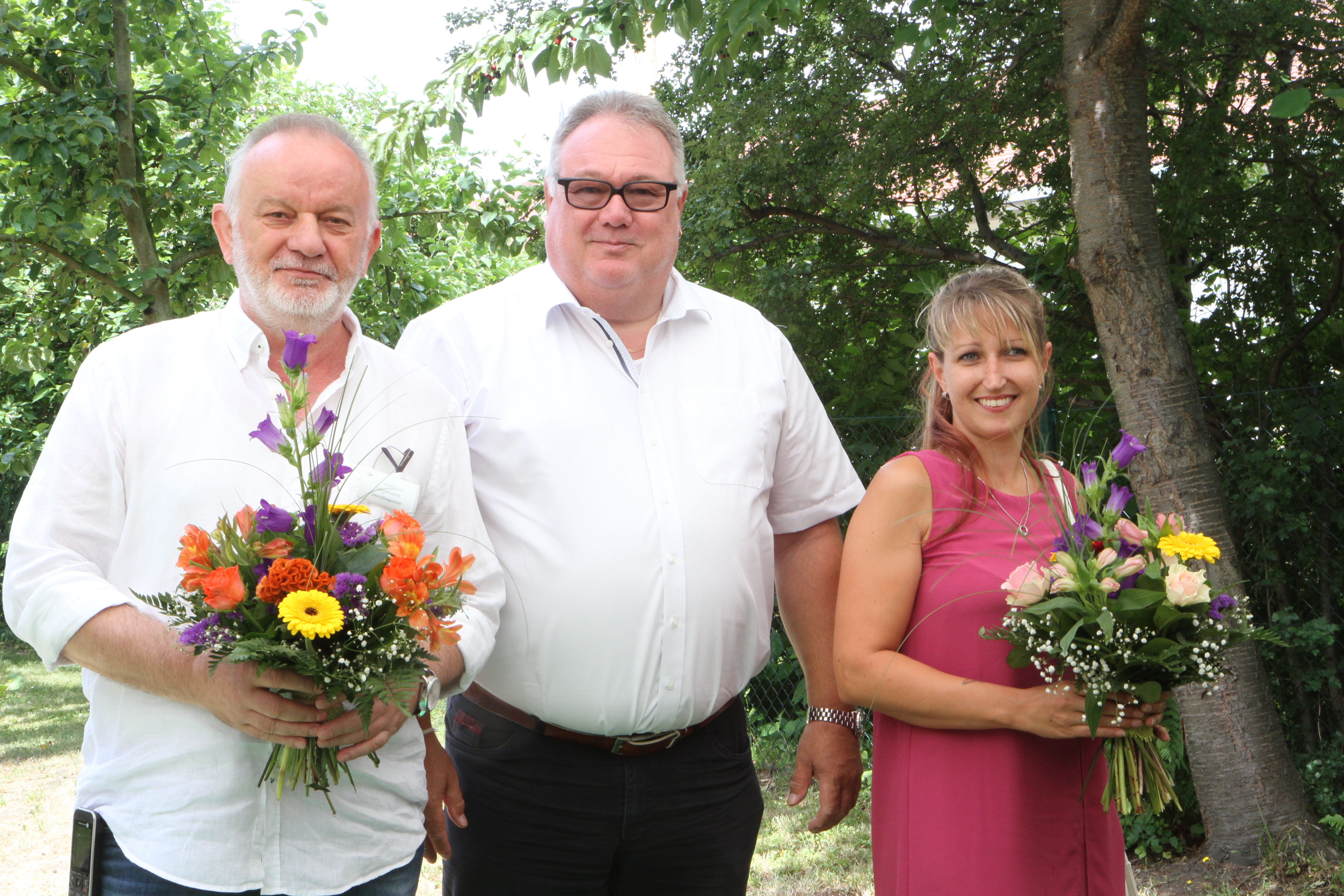 AWO AJS-Geschäftsführer Michael Hack (Mitte) würdigte Leiter Lutz Siegmann und Pflegemitarbeiterin Kathleen Nachtigall für 10 Jahre Mitarbeit im „Voigt’schen Gut“