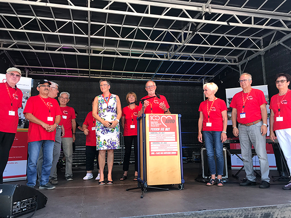 Das Organisationsteam um Gertraude Eck, Geschäftsführerin des AWO Regionalverbandes Süd-West-Thüringen e. V. (im hellen Kleid) und Heinz Backhaus, Vorsitzender des AWO-Ortsvereins Suhl (am Mikrofon)