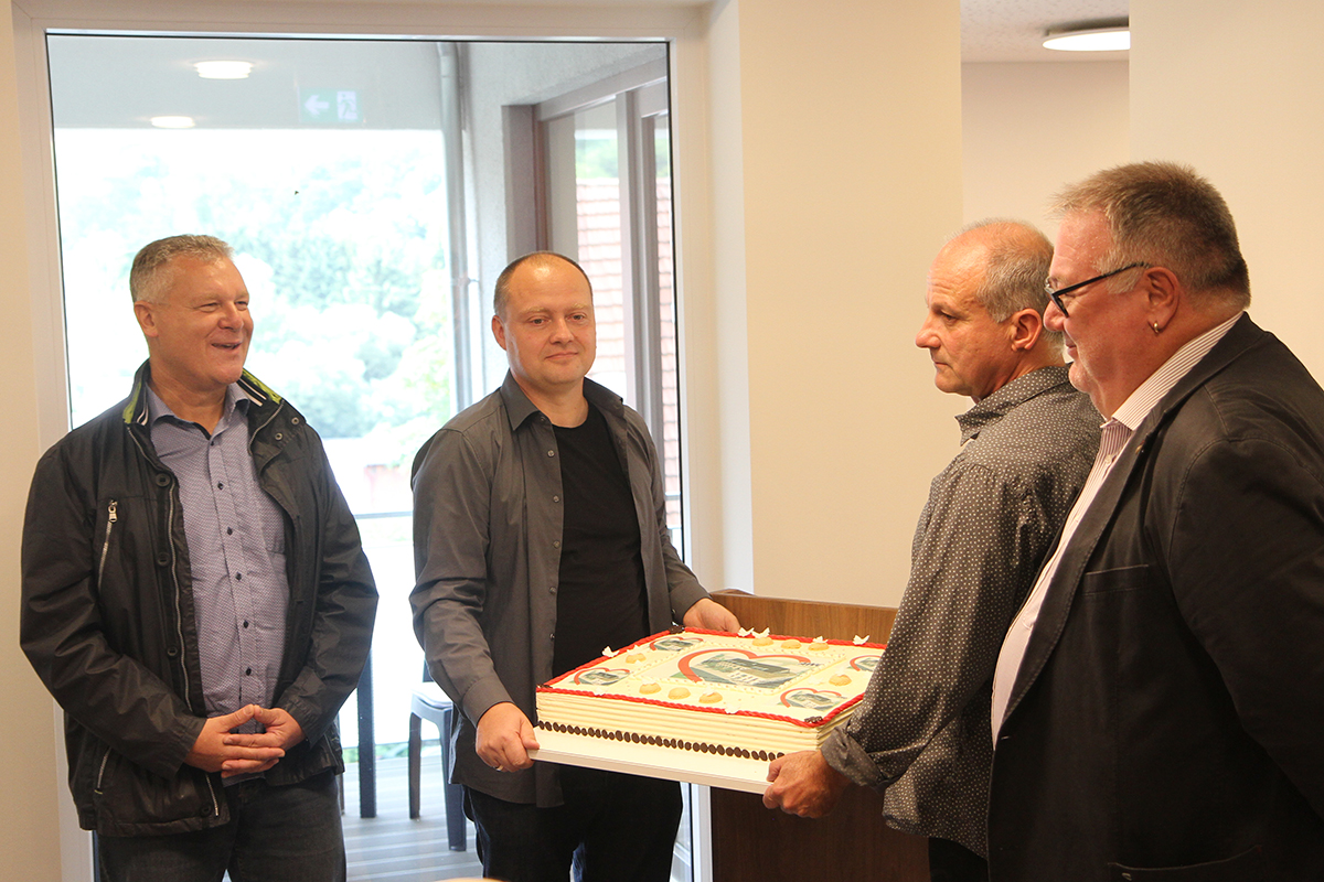 Architekt Jens Lönnecker überreichte der Einrichtung zur Eröffnung eine große Torte.