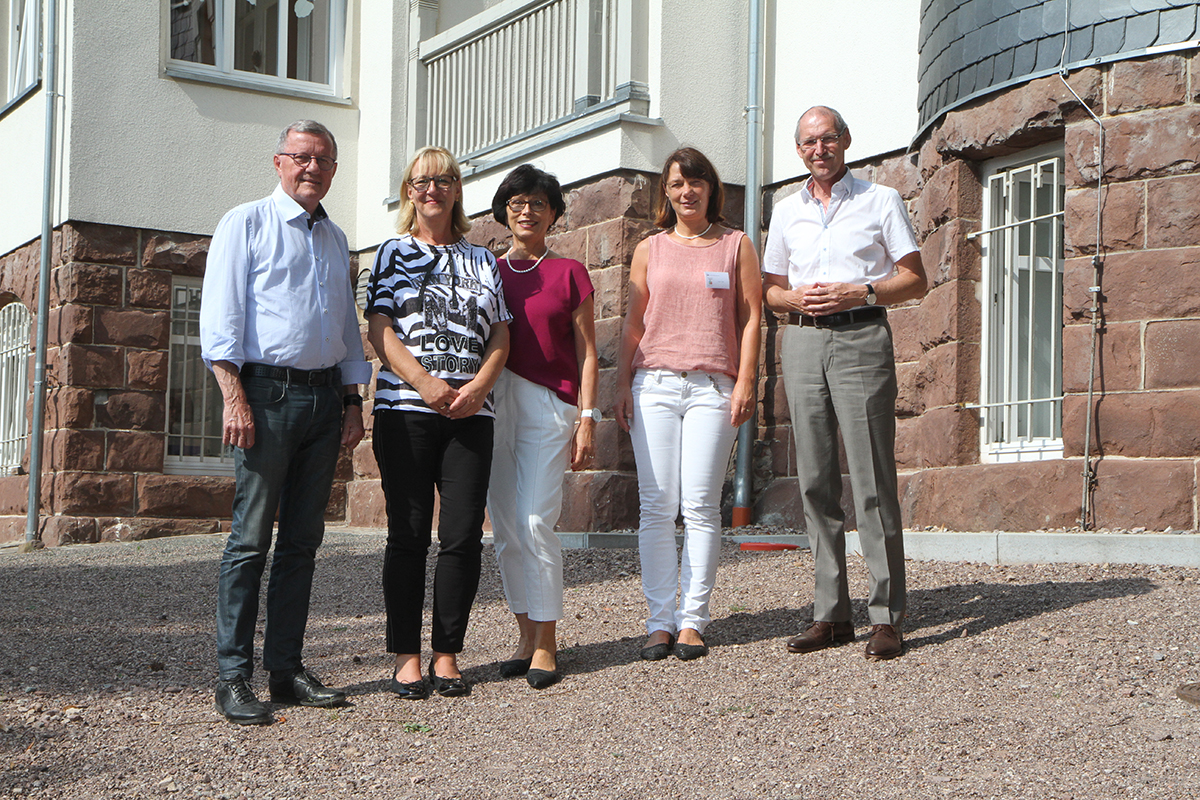 v.l.n.r.: Wilhelm Schmidt, der Vorsitzende des AWO-Bundespräsidiums, Kita-Leiterin Ute Biedermann-Krauß, Petra Köllner-Hack, Geschäftsführerin der AWO Gotha, die stellv. Kita-Leiterin Sibylle Scholz, Dr. Werner Pidde, Mitglied des Thüringer Landtags