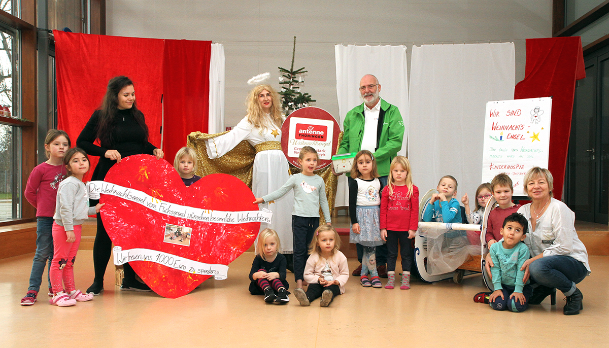 Weihnachtsengel und Erzieherin Katrin Hagen, Kita-Leiterin Carola Pfannschmidt (rechts), das Team und die Kinder übergaben das Geld heute Vormittag an Matthias Münch, ehrenamtlicher Mitarbeiter beim Kinderhospiz Mitteldeutschland 