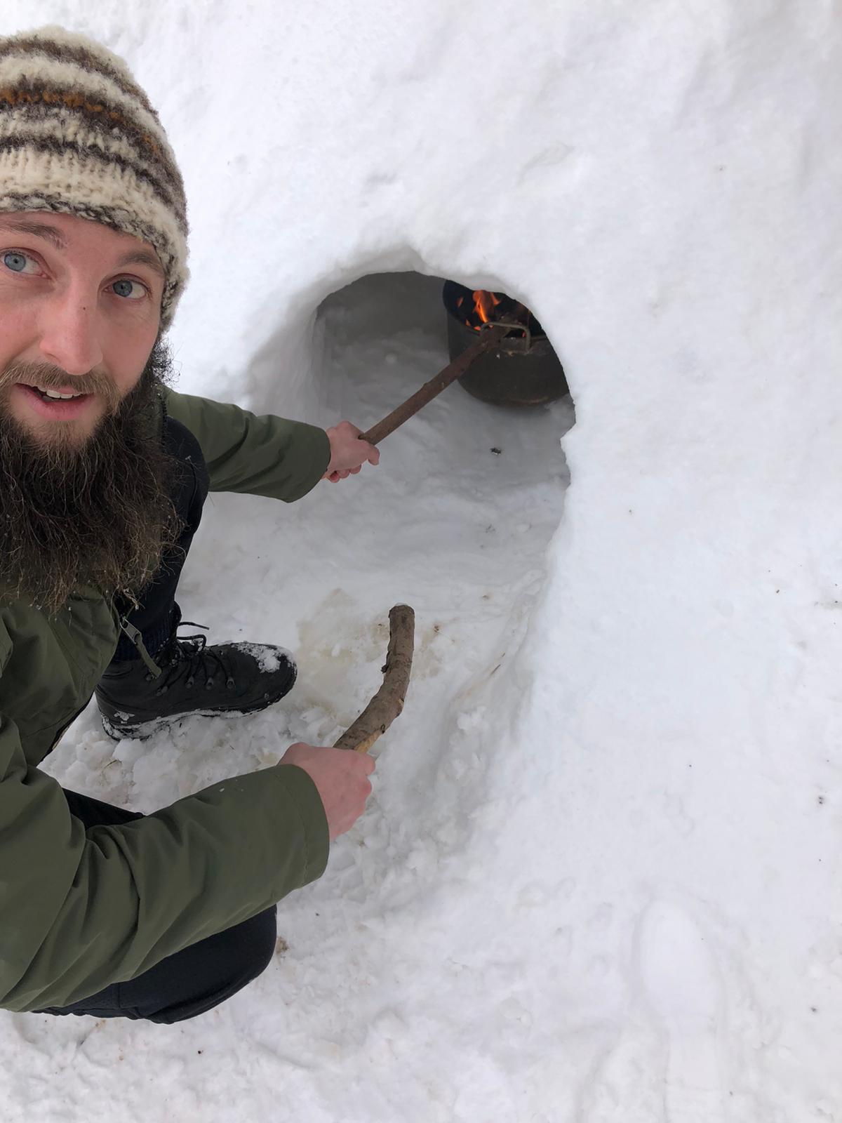 Naturpädagoge Thomas zeigt, wie ein Iglu gebaut wird.