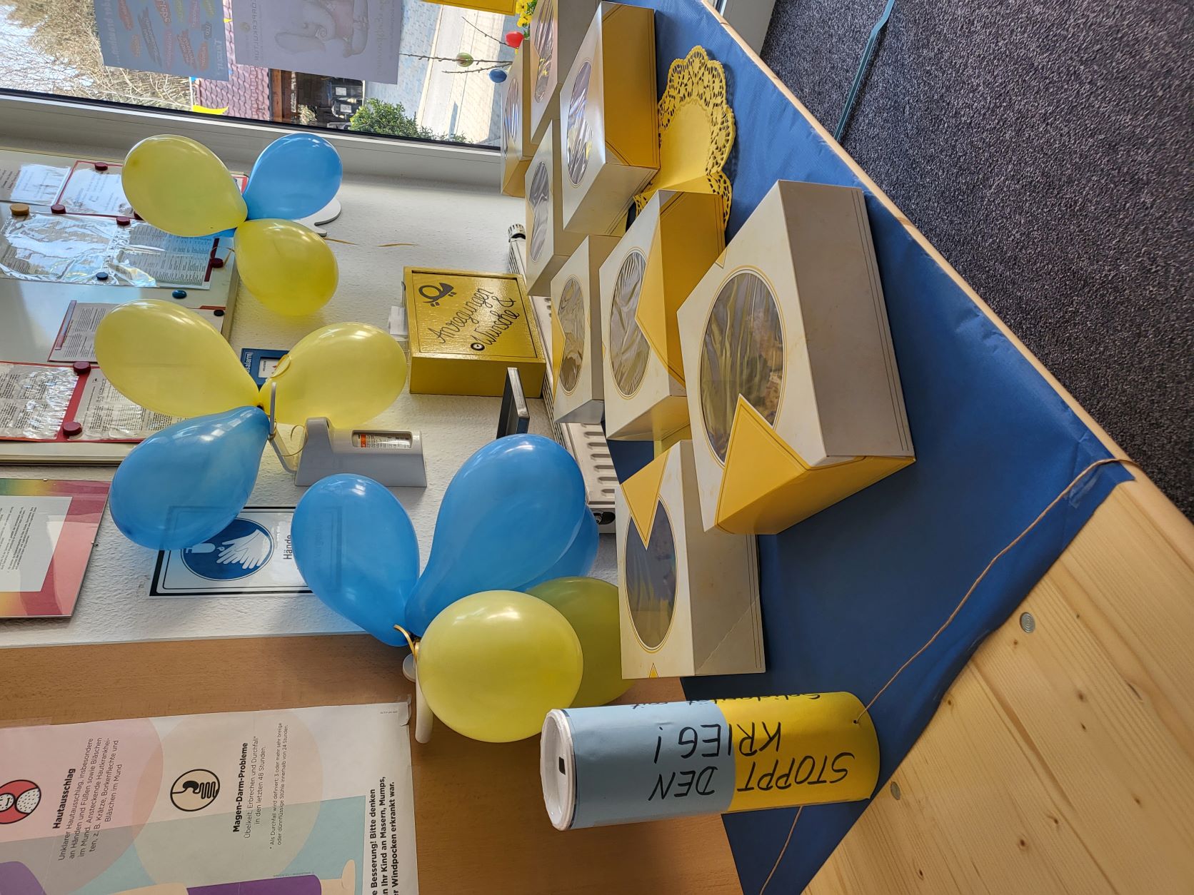 Kuchenbuffet mit blau-gelben Luftballons