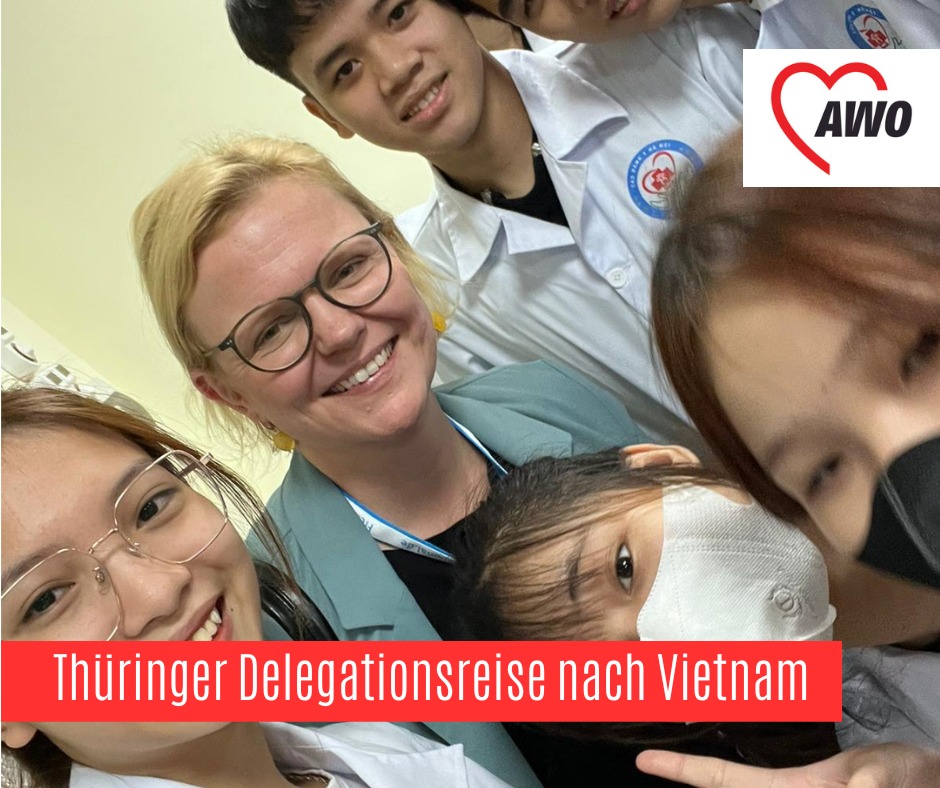 Katja Glybowskaja mit angehenden medizinischen Fachkräften in Hanoi