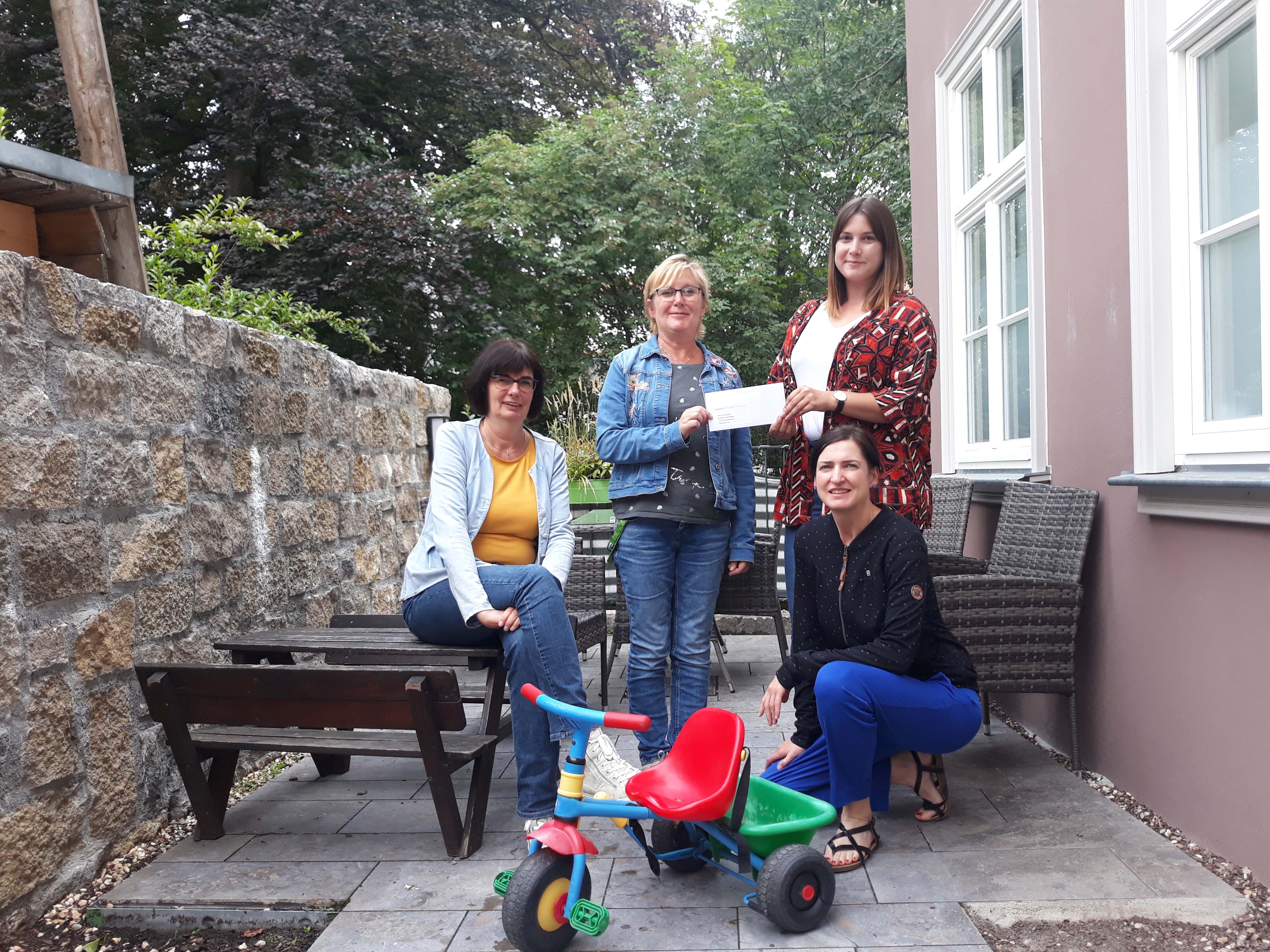 v.l.n.r.: Andrea Schreiber, Leiterin des AWO Jugendhilfeverbundes Erfurt, Andrea Bardel, Vorsitzende des Ortsvereins, Sophia Wagner, Mitarbeiterin im "Haus Fischersand", und Uta Eweleit-Fornell vom Ortsverein