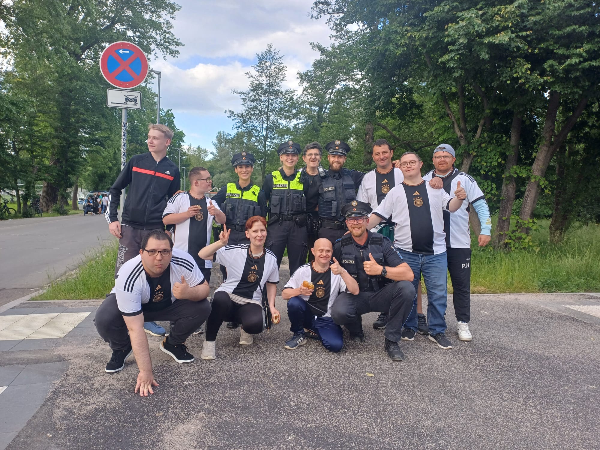 Im Bild sind alle Fußball-Begeisterten von Pößneck zu sehen.