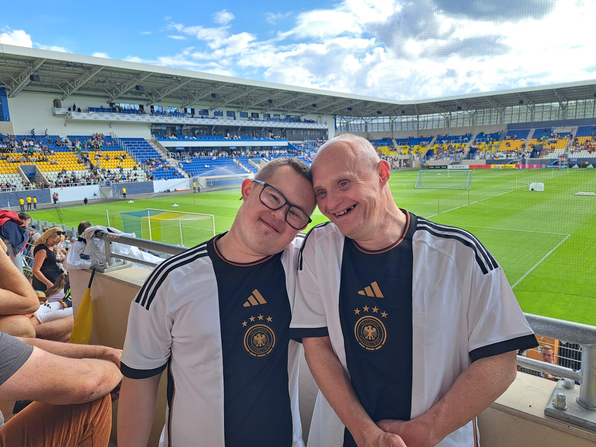 Das Bild zeigt 2 Menschen der Pößnecker Werkstätten.